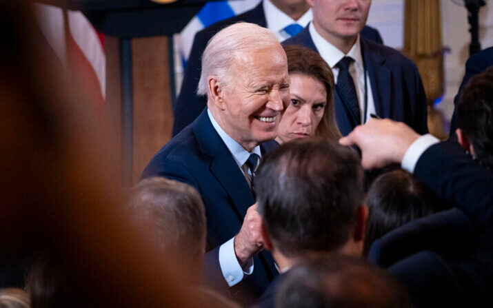 El presidente Joe Biden se reúne con invitados durante el Día de la Independencia griega, en la Casa Blanca, el 4 de abril de 2024. (Madalina Vasiliu/The Epoch Times)

