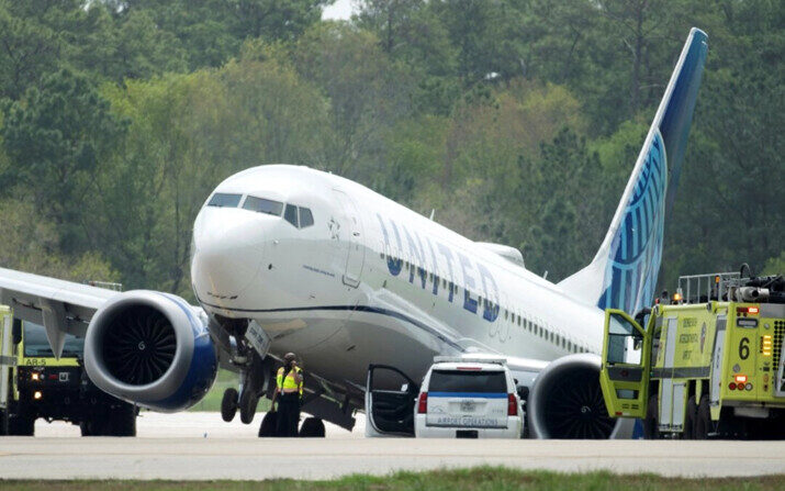 Un avión de United Airlines después de salir de la calle de rodaje del Aeropuerto Intercontinental George Bush, en Houston, el 8 de marzo de 2024. (Jason Fochtman/Houston Chronicle vía AP)