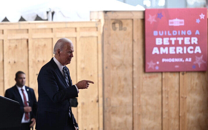 El presidente de Estados Unidos, Joe Biden, saluda al público después de pronunciar comentarios sobre su plan económico en las instalaciones de fabricación de semiconductores de TSMC, en Phoenix, Arizona, el 6 de diciembre de 2022. (Brendan Smialowski/AFP a través de Getty Images)