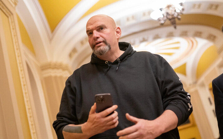 El senador estadounidense John Fetterman (D-Pa.) camina hacia las cámaras del Senado, en Washington, D.C., el 23 de marzo de 2024. (Nathan Howard/Getty Images)
