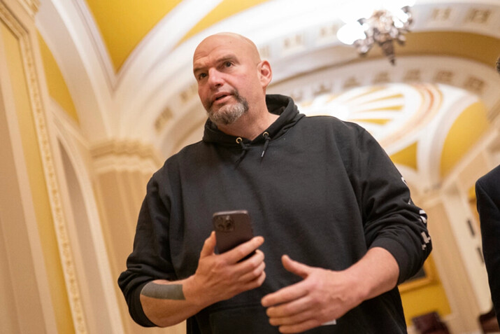 Fetterman publica en Truth Social y pide indulto para Trump