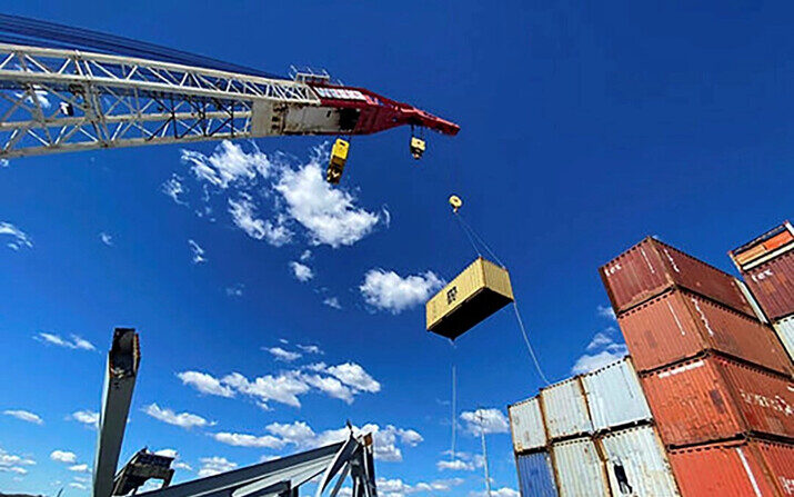 Los equipos de respuesta comienzan a retirar contenedores de la cubierta del carguero Dali utilizando una barcaza grúa flotante en el sitio del puente Francis Scott Key, en Baltimore, el 7 de abril de 2024. (Key Bridge Response 2024 Unified Command vía AP)
