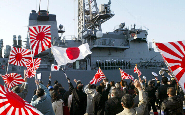Las familias de las Fuerzas de Autodefensa japonesas despiden al buque de apoyo japonés Murasame, en la base de Yokosuka, Yokosuka, Japón, el 16 de febrero de 2004. (Koichi Kamoshida/Getty Images)
