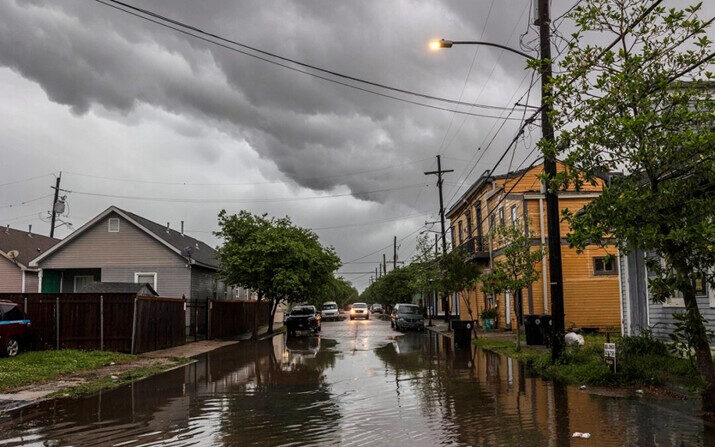Nubes de tormenta atraviesan Nueva Orleans el 10 de abril de 2024, mientras el agua sube en el vecindario de Treme. (Chris Granger/The Times-Picayune/The New Orleans Advocate vía AP)
