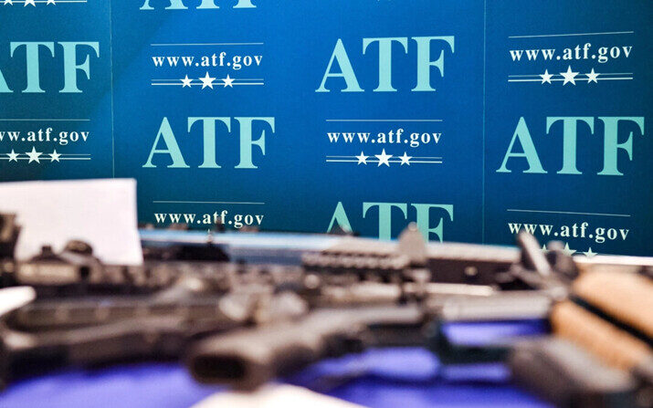 Armas incautadas en acciones federales de aplicación de la ley exhibidas en la oficina de campo de la Oficina de Alcohol, Tabaco, Armas de Fuego y Explosivos (ATF), en Glendale, California, el 18 de abril de 2022. (Robyn Beck/AFP a través de Getty Images)