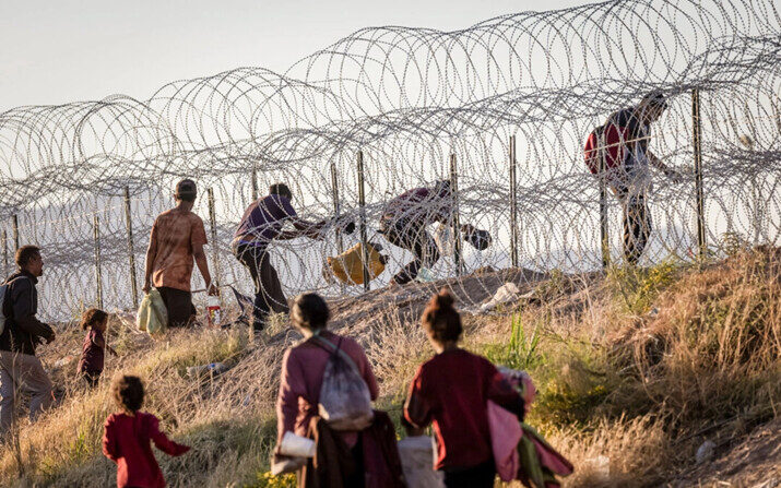 Inmigrantes ilegales cruzan a Estados Unidos desde México para ser procesados ​​por agentes de la Patrulla Fronteriza, en El Paso, Texas, el 8 de mayo de 2023. (John Moore/Getty Images)