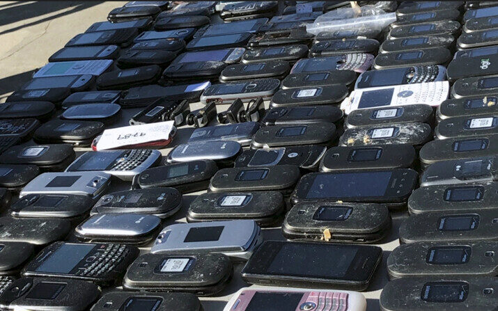 Los fiscales federales acusaron en abril a una exsupervisora penitenciaria de llevar en una salmuera 173 teléfonos móviles de contrabando y aceptado sobornos por valor de 219000 dólares en tres años. (Foto AP/Meg Kinnard)
