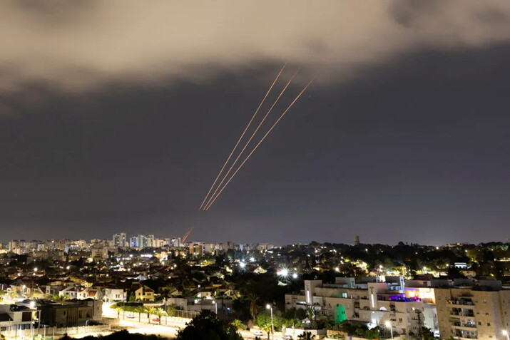 Un sistema antimisiles opera después de que Irán lanzara drones y misiles hacia Israel, visto desde Ashkelon, Israel, el 14 de abril de 2024. (Amir Cohen/Reuters)