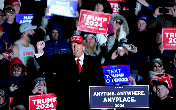 El expresidente y candidato presidencial republicano Donald Trump habla en un mitin de campaña en Schnecksville, Pensilvania, el 13 de abril de 2024. (Timothy A. Clary/AFP vía Getty Images)