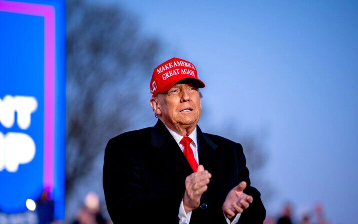 El expresidente Donald Trump llega a un mitin frente al salón de bomberos de Schnecksville, en Schnecksville, Pensilvania, el 13 de abril de 2024. (Andrew Harnik/Getty Images)
