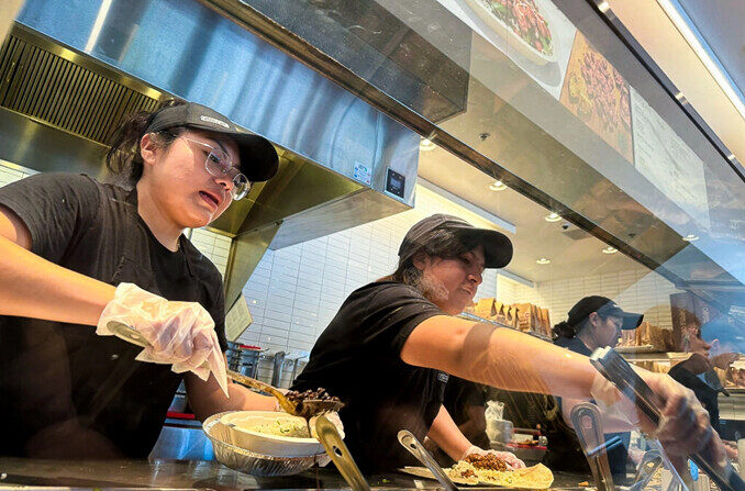 Los trabajadores completan pedidos de comida en un restaurante Chipotle, en San Rafael, California, el 1 de abril de 2024. (Justin Sullivan/Getty Images)