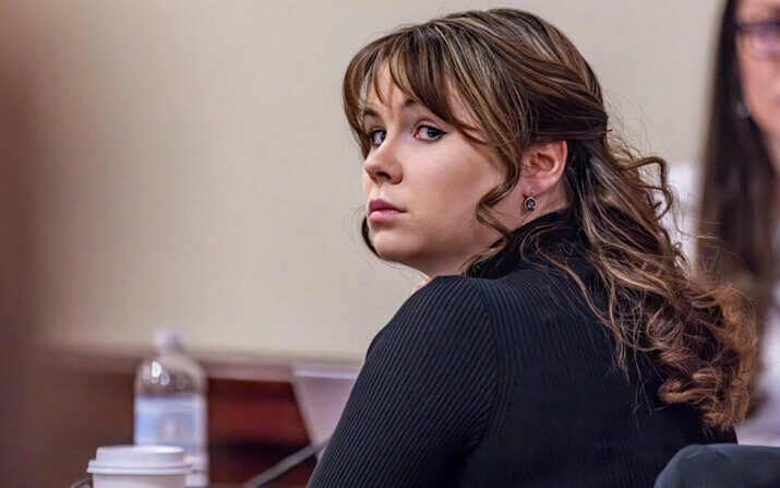 Hannah Gutiérrez-Reed, ex armera de la película "Rust", escucha los argumentos finales de su juicio en el tribunal de distrito de Santa Fe, Nuevo México, el 6 de marzo de 2024. (Luis Sánchez Saturno/Santa Fe New Mexican vía AP)