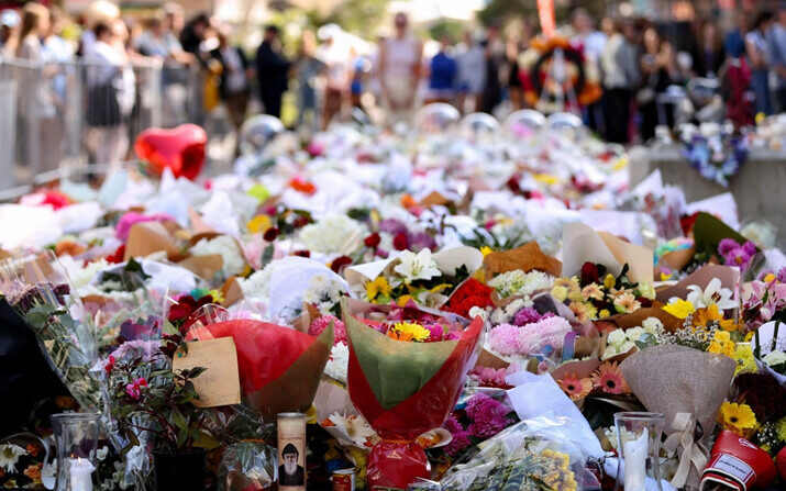 Flores afuera del centro comercial Westfield en honor a las víctimas en Bondi Junction, Australia, el 16 de abril de 2024. (Brendon Thorne/Getty Images)