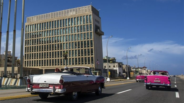 Turistas pasean en coches clásicos descapotables por el Malecón, junto a la Embajada de Estados Unidos en La Habana, Cuba, el 3 de octubre de 2017. (Desmond Boylan/Foto AP)
