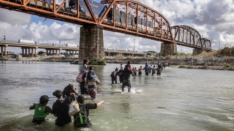 Inmigrantes ilegales cruzan el Río Grande desde México hacia Estados Unidos en Eagle Pass, Texas, el 30 de septiembre de 2023. (John Moore/Getty Images)