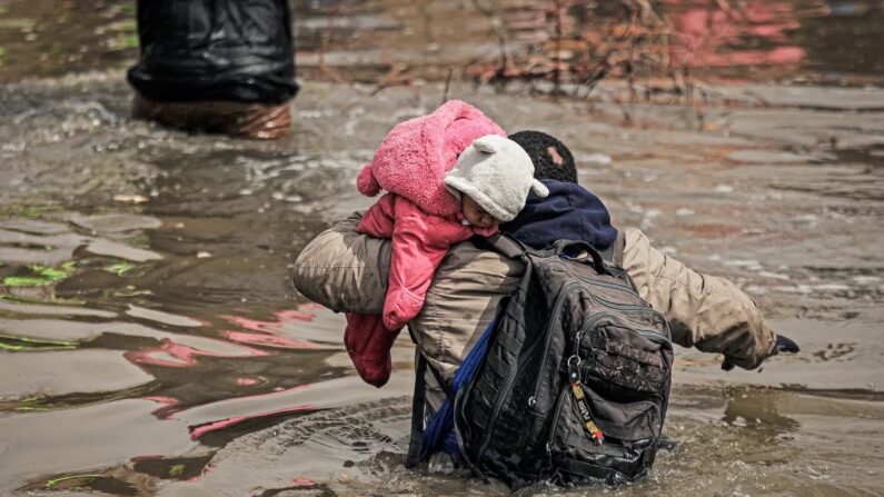 Inmigrantes ilegales cruzan el Río Grande desde Ciudad Juárez, México, hasta El Paso, Texas, el 29 de febrero de 2024. (Herika Martinez/AFP vía Getty Images)
