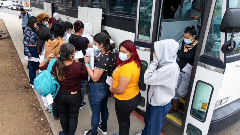 Autobuses dejan a grandes grupos de inmigrantes ilegales en San Ysidro, California, el 29 de febrero de 2024. (John Fredricks/The Epoch Times)