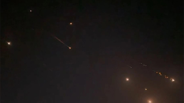 Explosiones iluminan el cielo en Hebrón, Cisjordania, durante un ataque iraní contra Israel, el 14 de abril de 2024, en una imagen de video. (AFPTV/AFP vía Getty Images)
