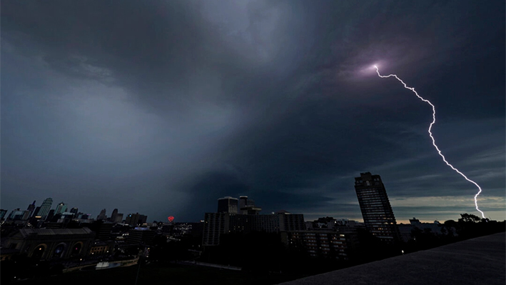 Un rayo cae a lo lejos mientras una tormenta eléctrica pasa sobre el centro de Kansas City, Mo, el 30 de julio de 2023. (Charlie Riedel/Foto AP)
