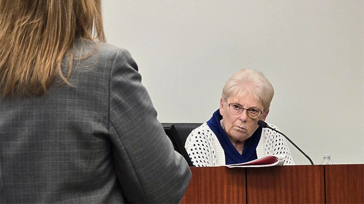 Wanda Kelly (d), esposa del acusado de asesinato George Alan Kelly, declara bajo el interrogatorio de la fiscal Kimberly Hunley en la Corte Superior del Condado de Santa Cruz en Nogales, Arizona, el 3 de abril de 2024. (Allan Stein/The Epoch Times)
