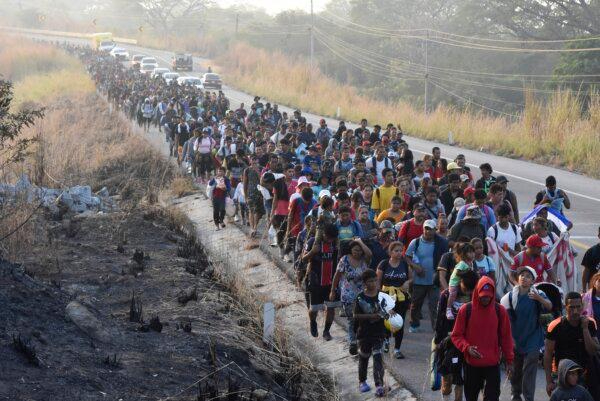 Inmigrantes ilegales caminan por la carretera de Arriaga, estado de Chiapas, en el sur de México, el 8 de enero de 2024. (Edgar H. Clemente/Foto AP)