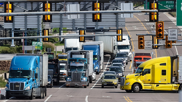 Camiones semirremolque circulan por la Lincoln Highway mientras utilizan el enlace indirecto de las interestatales 70, la Pennsylvania Turnpike y la Ruta 30 de EE.UU., en Breezewood, Pensilvania, el 14 de octubre de 2021. (Chip Somodevilla/Getty Images)
