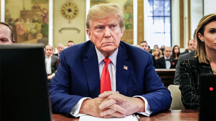 El expresidente Donald Trump se sienta en la Corte Suprema del Estado de Nueva York durante el juicio por fraude civil contra la Organización Trump, en la ciudad de Nueva York el 11 de enero de 2024. (Peter Foley/AFP vía Getty Images)
