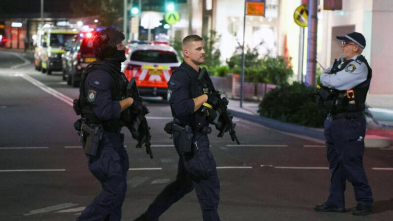 Policías armados patrullan en el exterior del centro comercial Westfield Bondi Junction tras un incidente de apuñalamiento en Sídney el 13 de abril de 2024. (David Gray/ AFP vía Getty Images)
