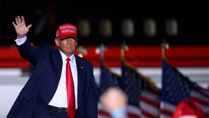 El expresidente Donald Trump llega a un mitin "Save America" previo a las elecciones de mitad de mandato en el Aeropuerto Regional Arnold Palmer de Latrobe, Pensilvania, el 5 de noviembre de 2022. (Angela Weiss/AFP vía Getty Images)
