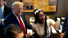 Mujer que se hizo viral por abrazar a Trump en Chick-fil-A explica por qué  votantes negros lo apoyan