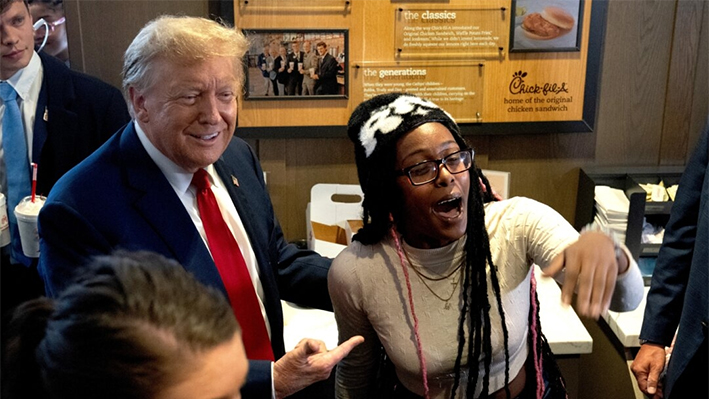 El expresidente Donald Trump y su partidaria Michaelah Montgomery (D) en un restaurante Chick-fil-A de Atlanta, Georgia, el 10 de abril de 2024. (Megan Varner/Getty Images)
