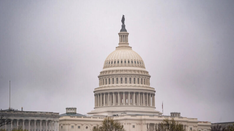 El edificio del Capitolio de EE.UU. durante un día lluvioso en Washington el 2 de abril de 2024. (Madalina Vasiliu/The Epoch Times)