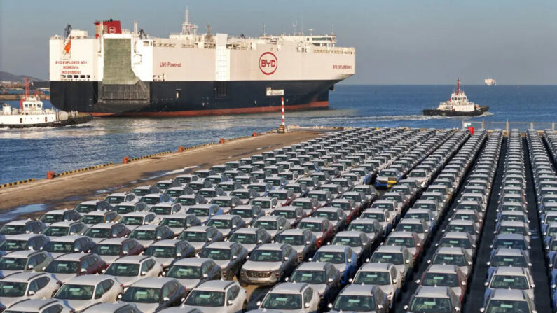 Coches eléctricos de exportación esperan a ser cargados en el “BYD Explorer NO.1”, un buque de fabricación nacional destinado a exportar automóviles chinos, en el puerto de Yantai, en la provincia oriental china de Shandong, el 10 de enero de 2024. (STR/AFP vía Getty Images)