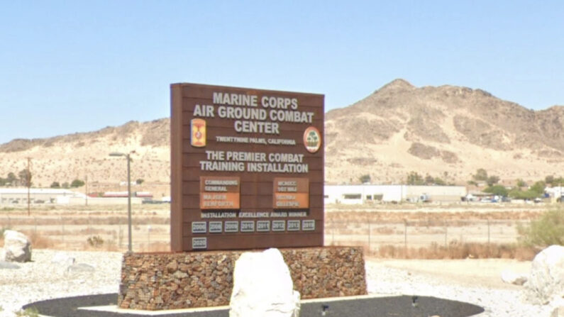 Un cartel en la entrada del Centro de Combate Aéreo Terrestre del Cuerpo de Marines en agosto de 2021. (Google Maps/Screenshot vía The Epoch Times)