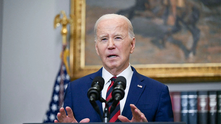 El presidente Joe Biden habla sobre el derrumbe del puente de Baltimore en la Sala Roosevelt de la Casa Blanca el 26 de marzo de 2024. (Pedro Ugarte/AFP vía Getty Images)
