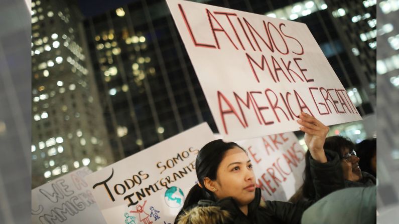 Personas, muchas de las cuales son indocumentadas, asisten a una manifestación del Día de San Valentín organizada por la Coalición de Inmigración de Nueva York llamada "Love Fights Back" el 14 de febrero de 2017 en la ciudad de Nueva York. (Spencer Platt/Getty Images)