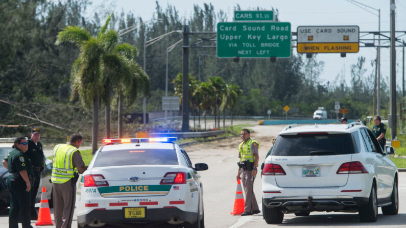 La policía local controla un puesto de control en la autopista estadounidense 1 bloqueando el acceso a los Cayos de Florida después del huracán Irma en Florida City, Florida, en 2017. (AFP PHOTO / SAUL LOEB)