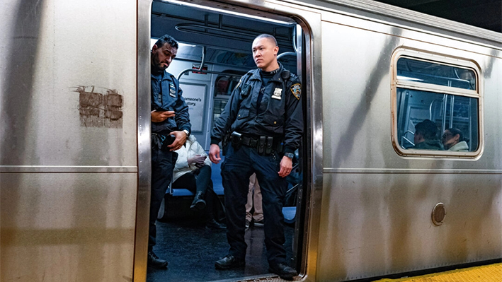 Agentes de la policía de Nueva York a bordo de un tren en la estación de metro de West Fourth Street, en Nueva York, el 13 de enero de 2024. (Peter K. Afriyie/Foto AP, Archivo)
