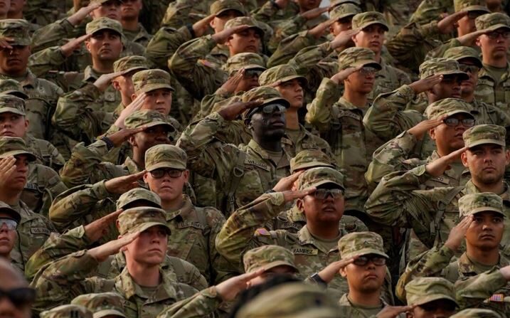 Miembros del Ejército de Estados Unidos saludan durante una ceremonia en Fort Moore, Georgia, el 11 de mayo de 2023. (Cheney Orr/AFP vía Getty Images)