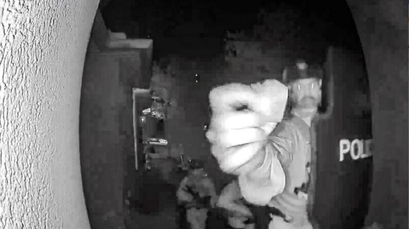 Un agente armado de la ATF se acerca a la cámara del timbre de la casa de Bryan Malinowski, momentos antes de desactivar el vídeo y forzar la puerta con un equipo táctico, en una redada antes del amanecer del 19 de marzo de 2024. (Familia Malinowski vía Bud Cummins)
