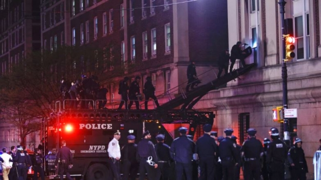 Policía de NY detiene a manifestantes pro-Palestina y desaloja sala ocupada en Universidad de Columbia