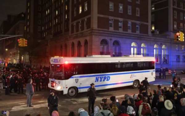 Un autobús de la policía de Nueva York transporta a estudiantes manifestantes arrestados en la Universidad de Columbia en Nueva York el 30 de abril de 2024. (Charly Triballeau / AFP vía Getty Images)