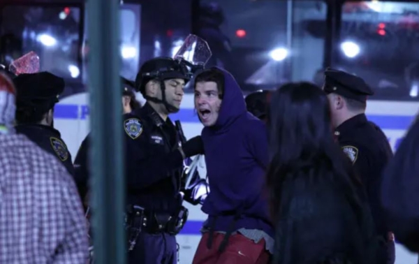 Agentes de la policía de Nueva York detienen a estudiantes y manifestantes pro-Palestina tras desalojar un edificio de la Universidad de Columbia, en Nueva York, el 30 de abril de 2024, donde se habían atrincherado. (Charly Triballeau/AFP vía Getty Images)