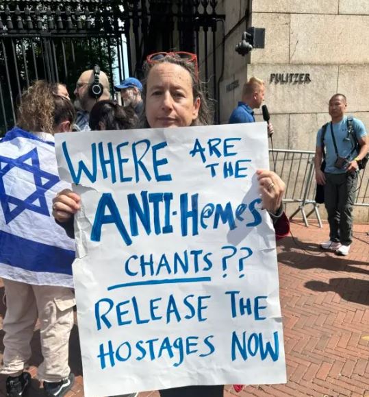 Riva Feinstein, de 60 años, en una contraprotesta frente al campus de la Universidad de Columbia el 30 de abril de 2024 (Juliette Fairley/The Epoch Times)