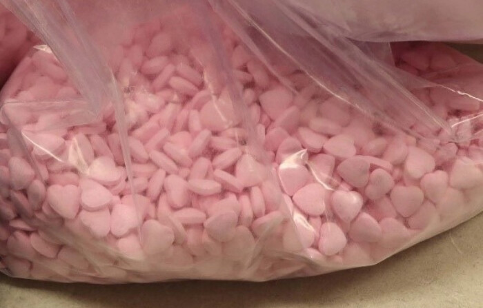 Píldoras rosa de fentanilo en forma de corazón, prensadas para que parezcan caramelos, incautadas en Lynn (Massachusetts) por el Grupo de Acción contra las Bandas de la Costa Norte del FBI, noviembre de 2023. (Cortesía del Departamento de Justicia)