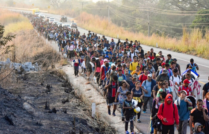 Inmigrantes ilegales caminan por la carretera que atraviesa Arriaga, en el estado de Chiapas, al sur de México, el 8 de enero de 2024. (Edgar H. Clemente/Foto AP)