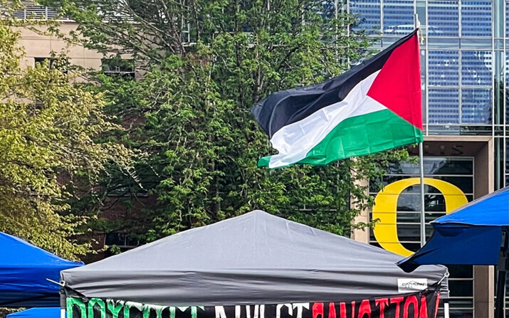 Los estudiantes acampados en el campus de la Universidad de Oregon en Eugene exigen el boicot universitario y la desinversión de Israel, el 30 de abril de 2024. (Scottie Barnes)