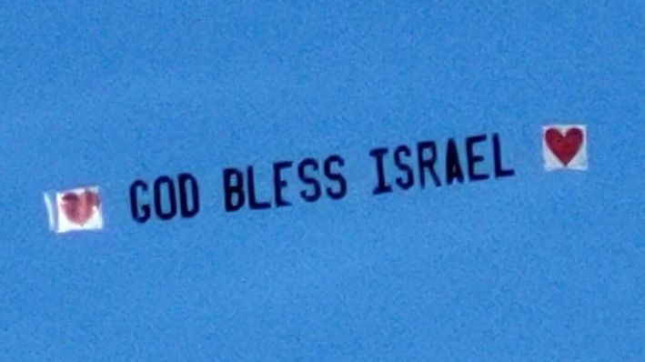 Compañía de Texas despliega en el cielo pancartas pro-Israel sobre universidades