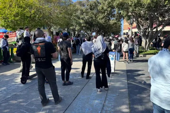 Alrededor de 100 manifestantes pro-palestinos se reúnen en la Universidad de California-Irvine, en Irvine, California, el 29 de abril de 2024. (Rudy Blalock/The Epoch Times)