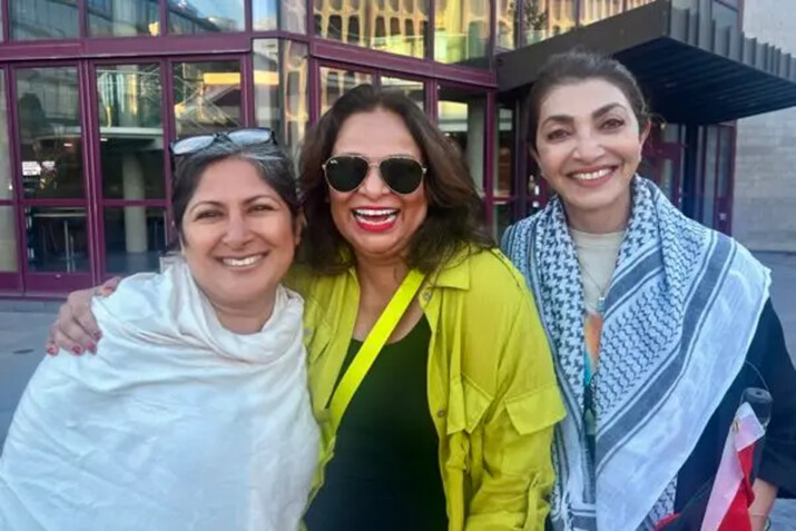 (De izquierda a derecha) La alcaldesa de Irvine, Farrah Khan, Ayesha Kamran y una manifestante pro-Palestina en una protesta en la Universidad de California-Irvine, en Irvine, California, el 29 de abril de 2024. (Cortesía de Ayesha Kamran)